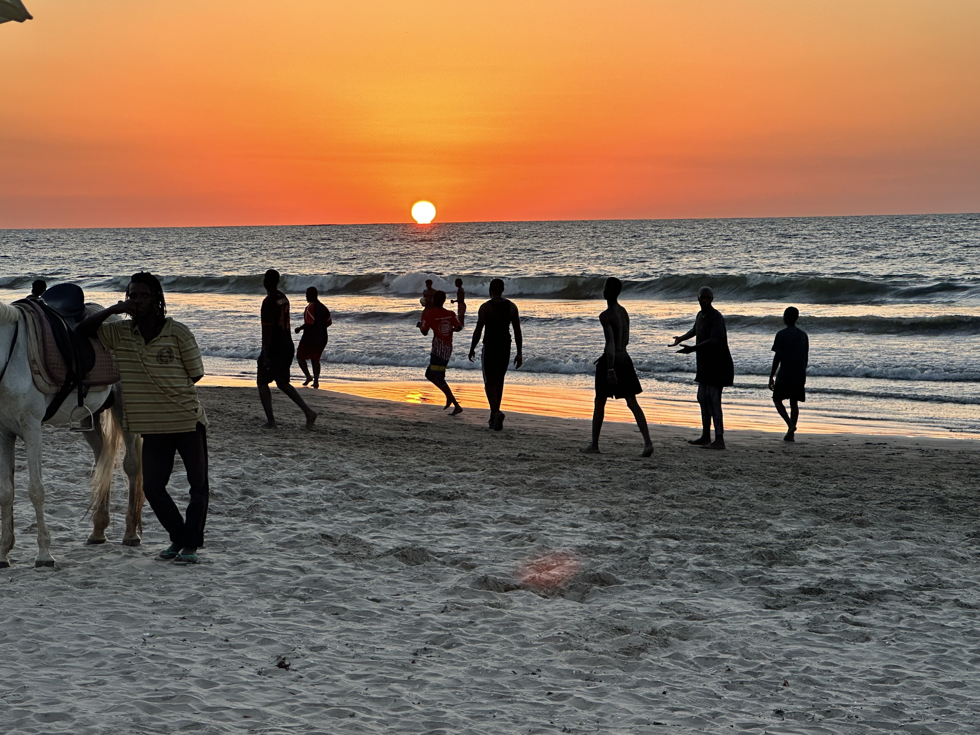 Piękny zachód słońca na plaży w Gambii - sezon 2025